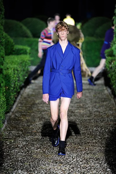 Look 18